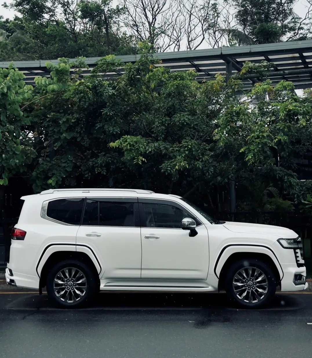 Toyota land cruiser LC300 sri lanka